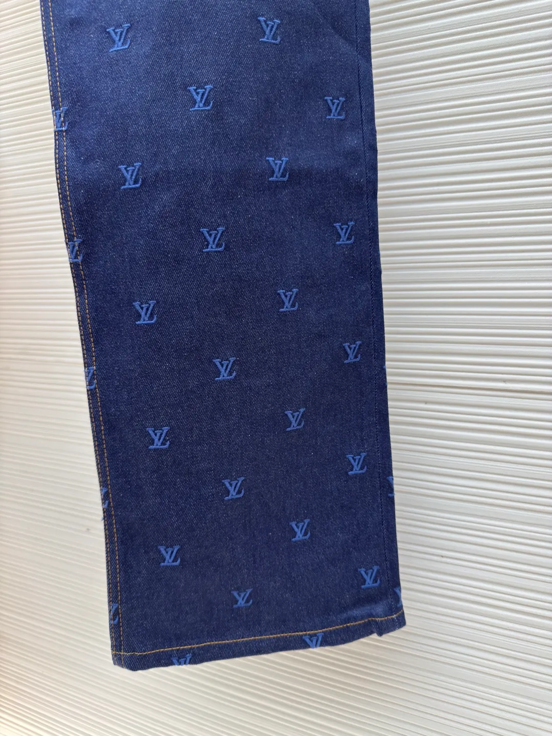 LOUIS VUITTON embroidered logo jeans ●Authentic product: purchased and developed by 15939 ●Item number: 1680014-B60 ●Fabric: denim fabric ●Technology: embroidery production ●Version: fitted version ●Weight: about 1145 grams ●Size: 30-32-34-36 ●Description: The fabric is made of 430g denim fabric, which feels breathable and comfortable after washing. Every detail is customized by YB, with matching patterns, custom hardware buttons, and leather tags that are highly restored, comparable to the original ones. It can be matched with the same style to create a fashionable look, and can be used in various occasions. Customized accessories, complete with three standards, same style for men and women!